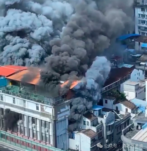 廣州荔灣區(qū)開展批發(fā)市場(chǎng)消防整治工作之際，龍城服裝城起火致一人亡！